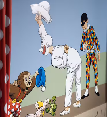 A colorful comic scene depicting a clown in white bowing, holding a hat aloft. Nearby, a character with a bear face and red polka-dot outfit appears surprised, while a masked figure stands observing. Red polka-dot curtains frame the image.